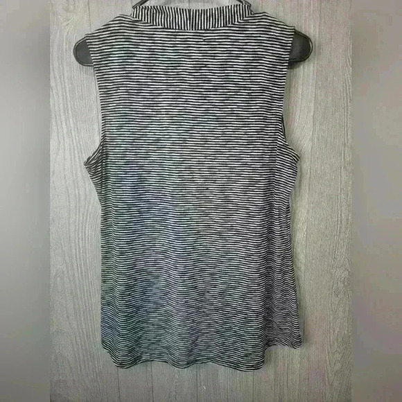 Liz Claborne Career sleevless blouse. Black and white stripes. Size medium. - Picture 6 of 6